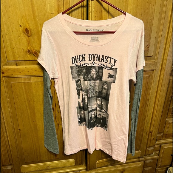Womens XL Duck Dynasty long sleeved pink T-Shirt with gray sleeves ! - Picture 1 of 3